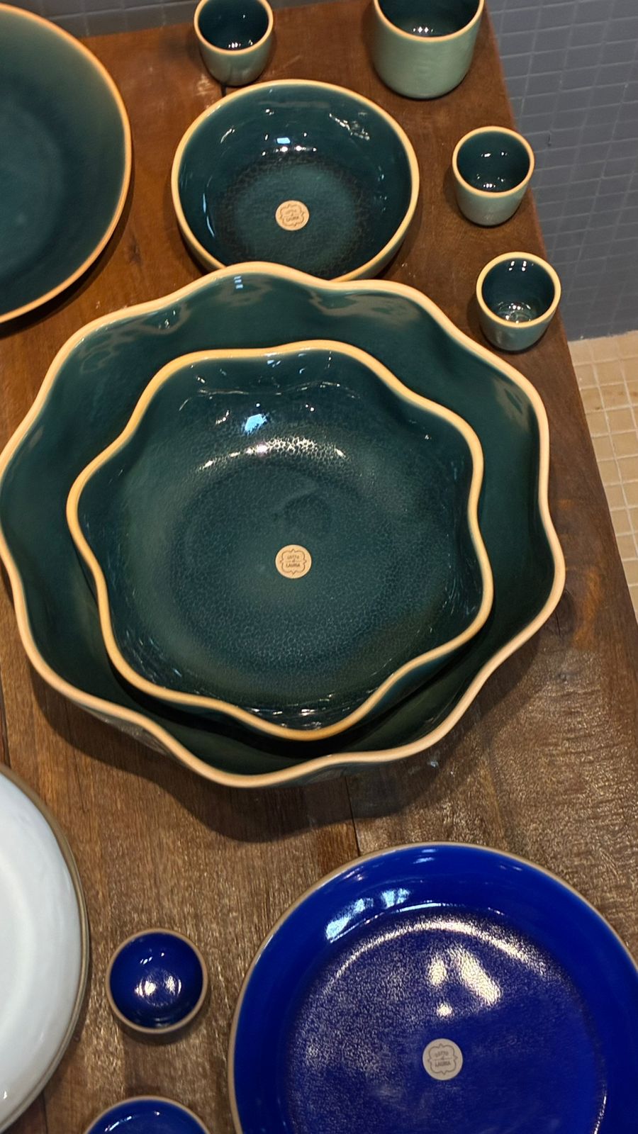 Tigelas pétala verde esmeralda, bowls e canecas da Cotto di Lauria
