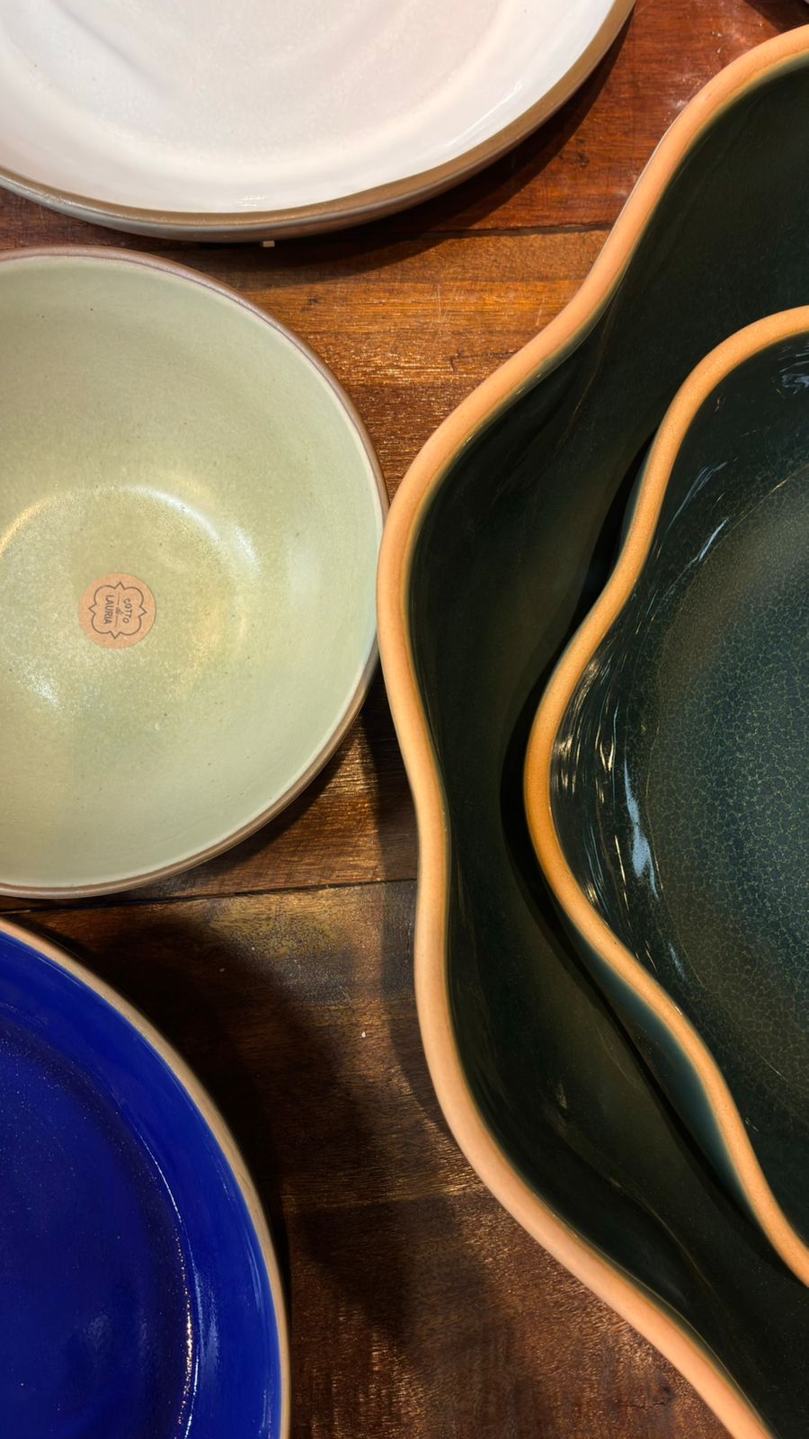 Tigela verde-sage e travessa ondulada verde esmeralda — detalhe artesanal