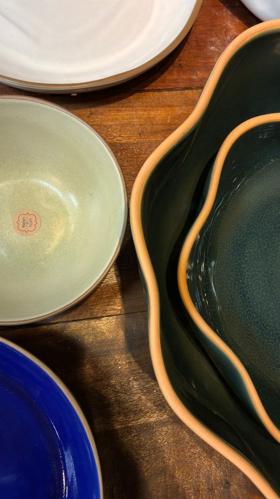 Prato branco, tigela verde-sage e travessa pétala em verde esmeralda — Linha Tavola